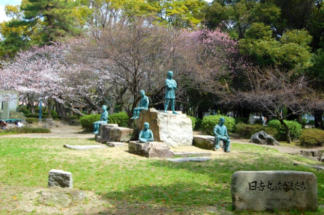 Statues of Hideyoshimaru and his friends