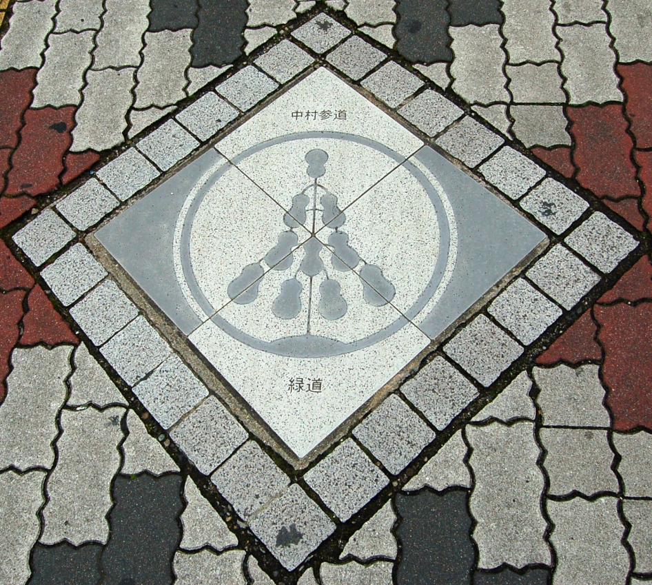 Decorative tile that can be seen from the subway station towards the Toyokuni shrine