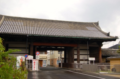 Minami-daimon, the south gate is an important cultural property