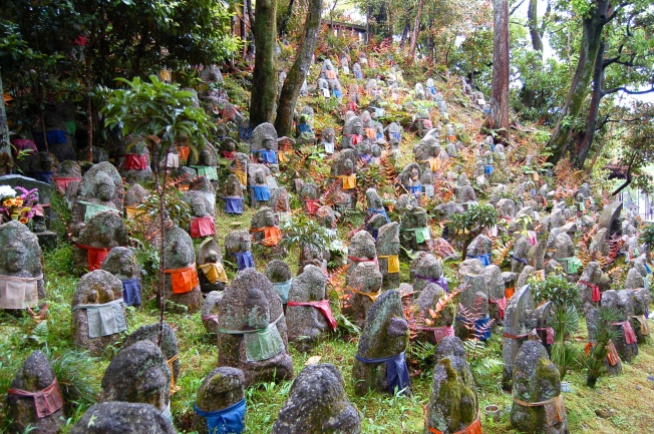 A thousand Jizo (children's guardian deities) statues